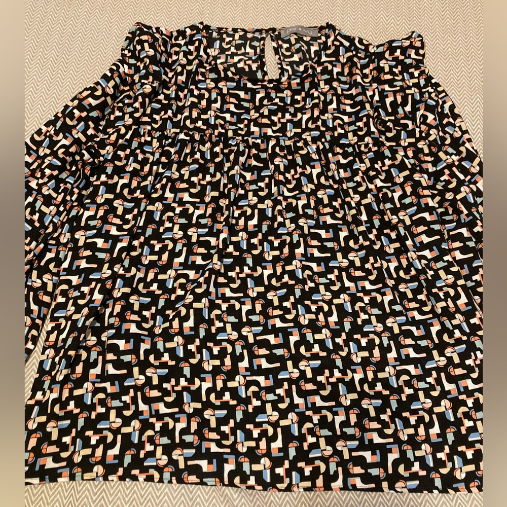 Pixi+Ivy black long sleeved top with geometric design. Cute ruffle details. 2x.